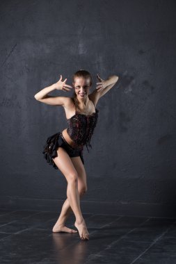 Zarif kadın dans Studio karanlık duvara