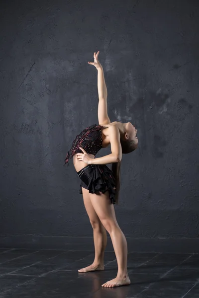 Elegante danza de mujer en estudio oscuro — Foto de Stock