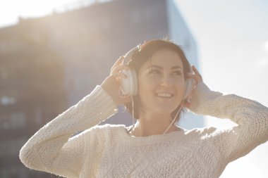 Kadın arka, düşük kontrast görüntü bina, müzik dinlemek
