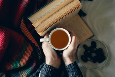 Sonbahar - sıcak çay saati ve iyi bir kitap