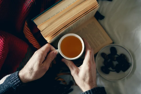 Męskie ręce trzymając gorącej herbaty dokonać rezerwacji w jesienny dzień — Zdjęcie stockowe