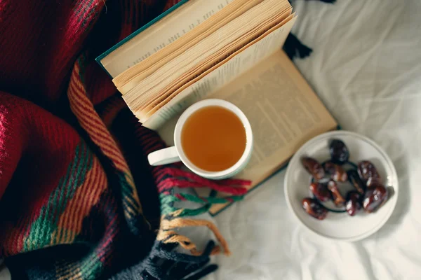 Natürmort kitap, sonbahar günü sıcak çay