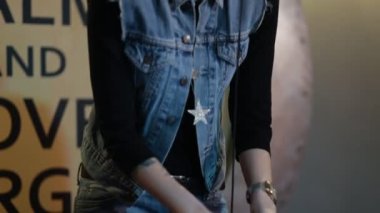 Kadın Dj tweak farklı parça denetimleri gece kulübünde dj'ın güvertede