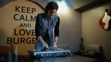 Kadın Dj tweak farklı parça denetimleri dj's güvertede bar