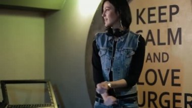 Onun işyerinde dans kadın Dj. Disko, partiler ve etkinlikler için yararlı.