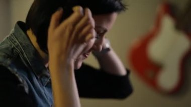 Kadın Dj tweak farklı parça denetimleri gece kulübünde dj'ın güvertede