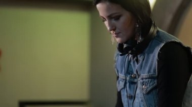 Kadın Dj gece kulübünde eğleniyor