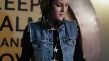 Onun işyerinde dans kadın Dj. Partiler, olaylar ve disko için yararlı.