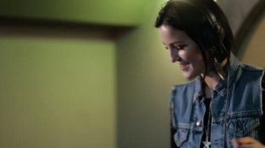 Kadın Dj gece kulübünde eğleniyor