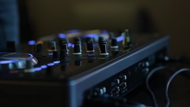 Female hands of DJ tweak track controls on dj's deck, camera is breathing — Stock Video