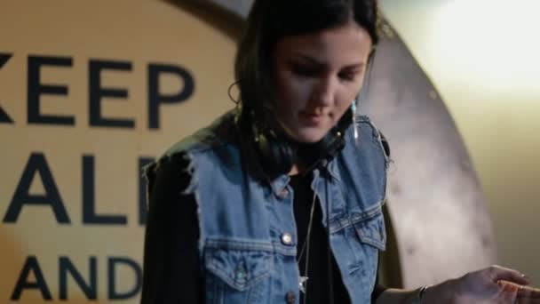 Vrouw Dj tweak ander nummer besturingselementen op dj's dek op balk — Stockvideo