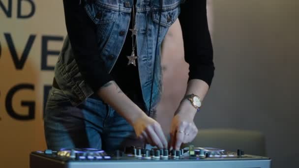 DJ hembra ajustar diferentes controles de pista en la cubierta de DJ en el club nocturno — Vídeos de Stock