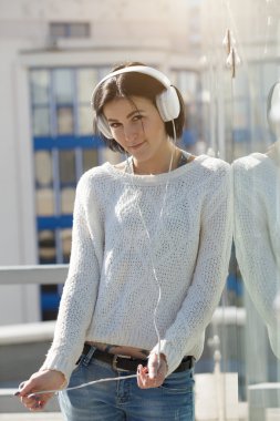 Komik beyaz kulaklık kadında dinle müzik açık