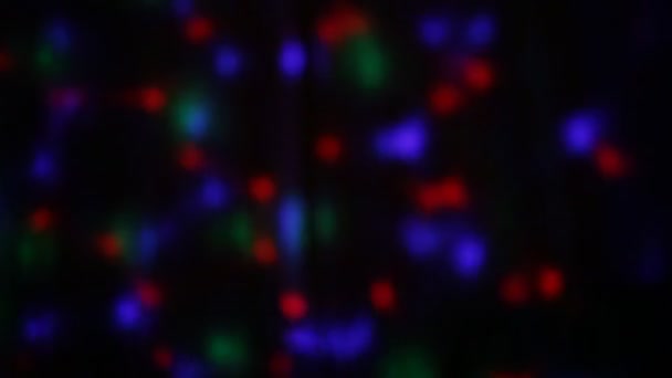 Discoteca luz de la lámpara encendida en un cuarto oscuro — Vídeo de ... Discoteca luz de la lámpara encendida en un cuarto oscuro — Vídeo de ...