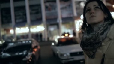Şehirde gece yürüyen kadın