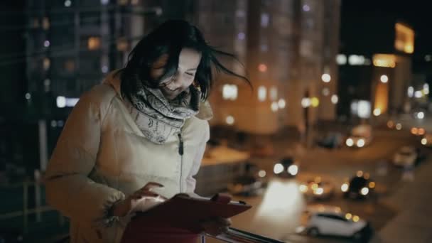 Mulher usando smartphone em uma cidade noturna — Vídeo de Stock