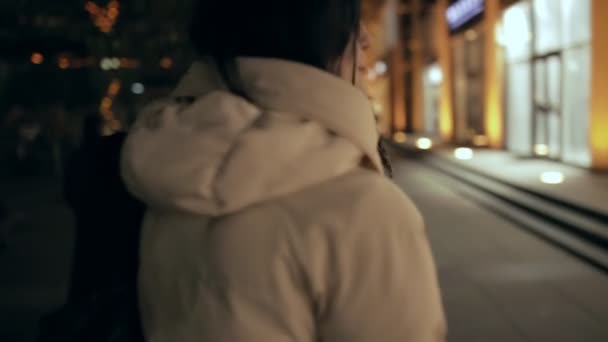 Žena chůze v městě v noční době a baví — Stock video