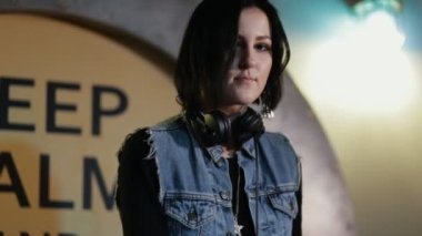 Onun işyerinde dans kadın Dj