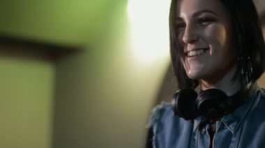 Kadın Dj gece kulübünde eğleniyor