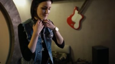 Onun işyerinde dans kadın Dj. Partiler, olaylar ve disko için yararlı.