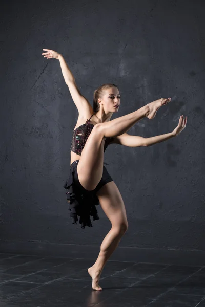 Nő tánc mintás fal háttér — Stock Fotó