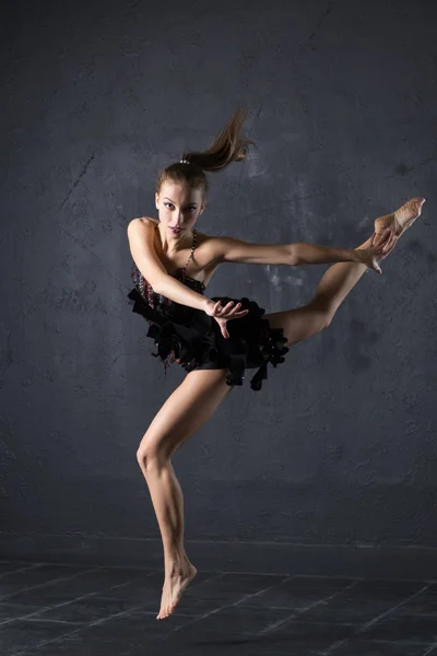 Elegáns nő tánc sötét stúdióban — Stock Fotó