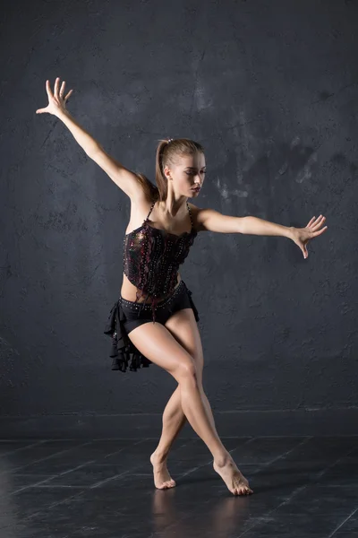Elegáns nő tánc sötét stúdióban — Stock Fotó