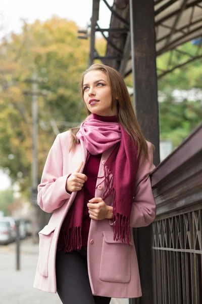Retrato de moda de mulher jovem em topcoat rosa no dia de outono — Fotografia de Stock