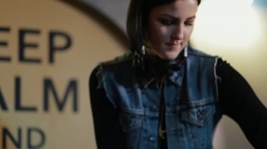 Kadın Dj tweak farklı parça denetimleri gece kulübünde dj'ın güvertede