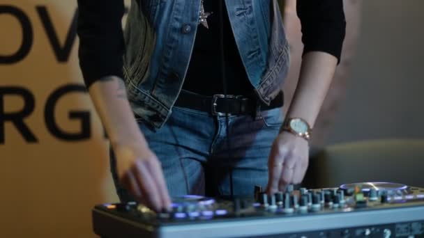 Женщина DJ настроить различные трек-контроль на палубе ди-джея в ночном клубе, обрезанный выстрел — стоковое видео