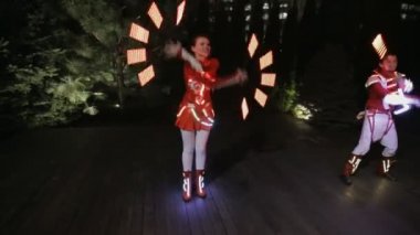 Geceleri parlayan kostüm LED gösterisi performansını