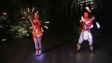 Geceleri parlayan kostüm LED gösterisi performansını