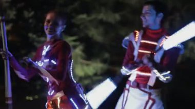 Neon geceleri parlak takım elbiseli performans göster