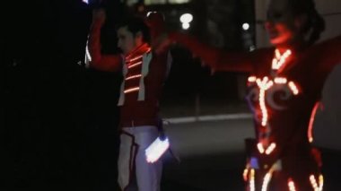 Neon göster performans parlak takım elbiseli geceleri açık