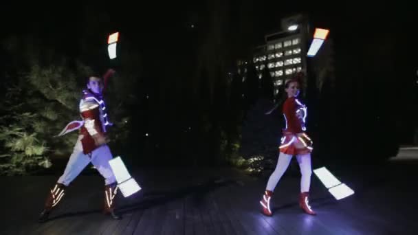 Показать выступление в светодиодном костюме ночью на открытом воздухе — стоковое видео