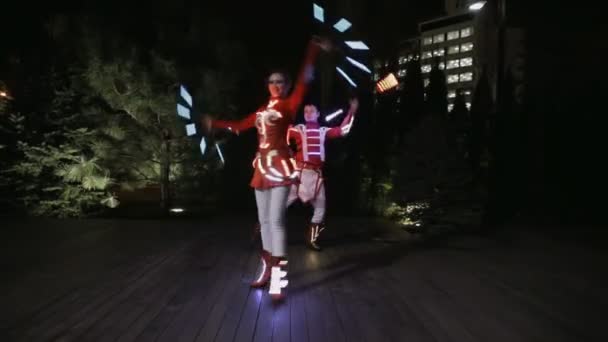 Geführte Show-Performance im glühenden Anzug in der Nacht — Stockvideo