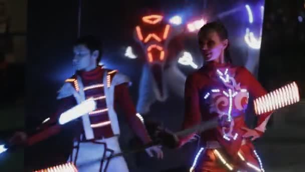 Neonshow-Auftritt in leuchtendem Anzug in der Nacht — Stockvideo