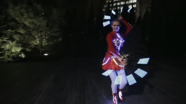 LED παράσταση στο λαμπερό κοστούμι, το βράδυ — Αρχείο Βίντεο