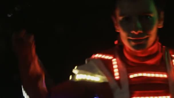 Performance des personnes LED dans la ville de nuit — Video