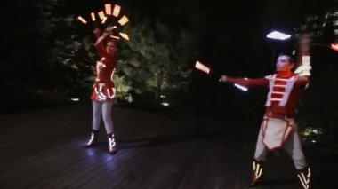 Geceleri parlayan kostüm LED gösterisi performansını