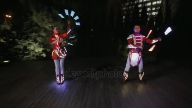 Geceleri parlayan kostüm LED gösterisi performansını