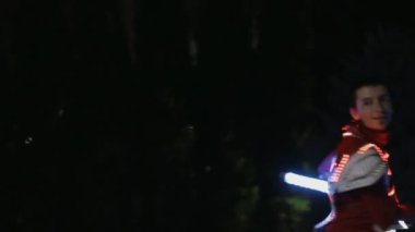 Parlak takım elbiseli LED gösteri performans geceleri