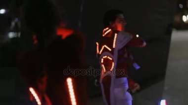 Neon göster performans parlak takım elbiseli geceleri açık