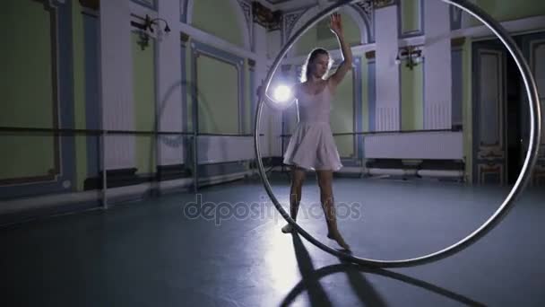 Bu bir büyük hula hoop sanatçıdır — Stok video