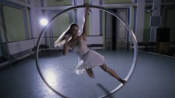 Este é um grande artista de hula hoop — Vídeo de Stock