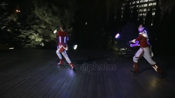 Mostrar desempenho em traje LED à noite ao ar livre — Vídeo de Stock