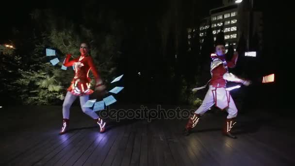 Výkon LED show v kostýmu zářící v noci — Stock video