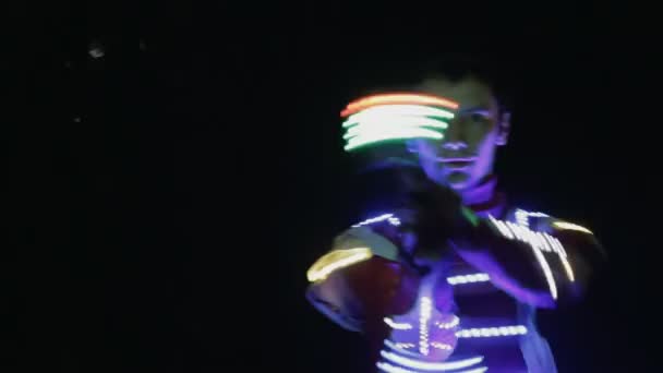 Neon menunjukkan kinerja dalam setelan bercahaya di luar ruangan malam — Stok Video