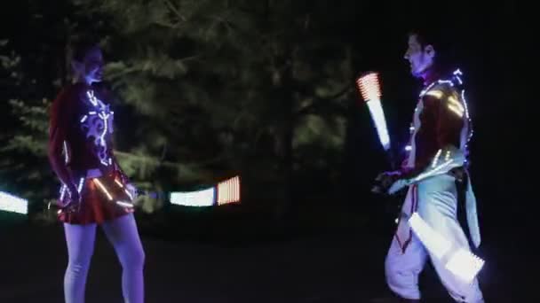 Продуктивність світлодіодних людей в нічному місті — стокове відео