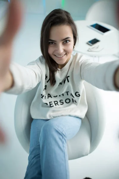 Kadın evde bir selfie yapmak